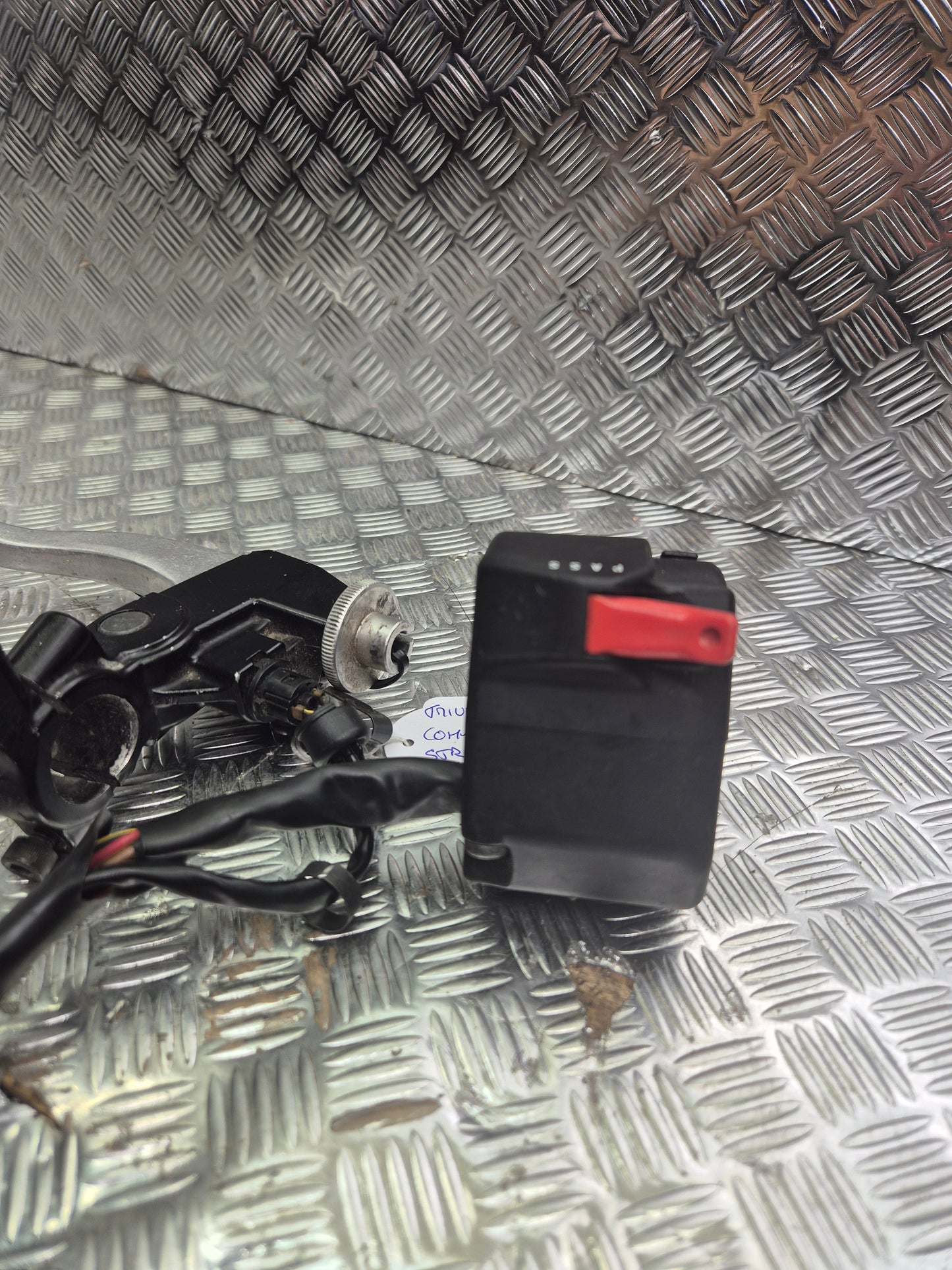 Commodo gauche avec levier et cocotte d'embrayage triumph daytona street triple 765 2010