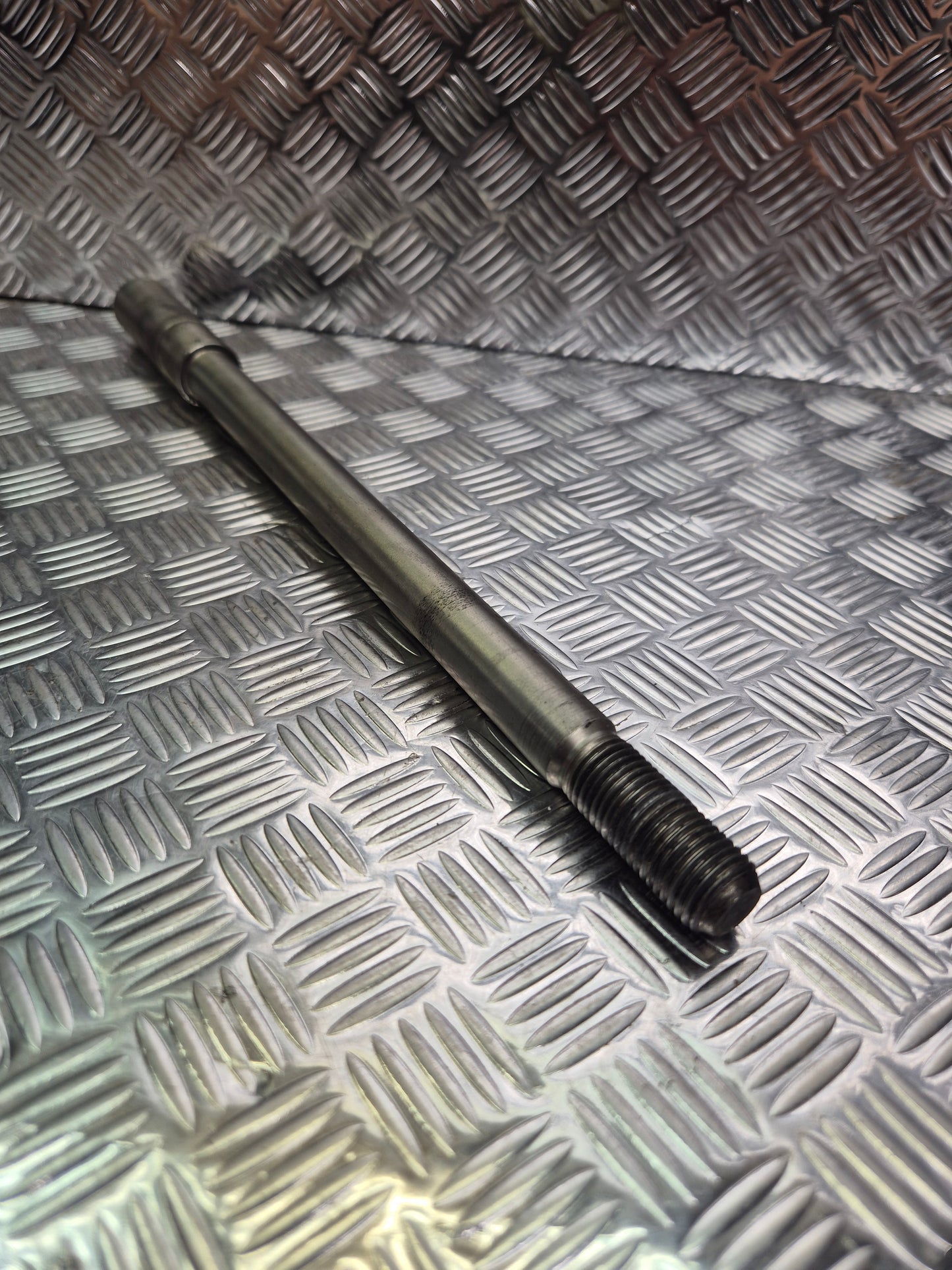 Axe de roue avant yamaha 125 x-max 2010-2013