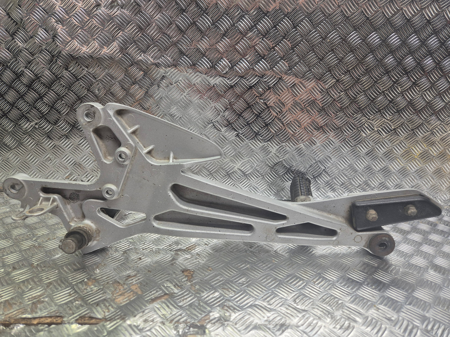 Platine Repose Pieds avant droite honda 500 cbf 2004-2007