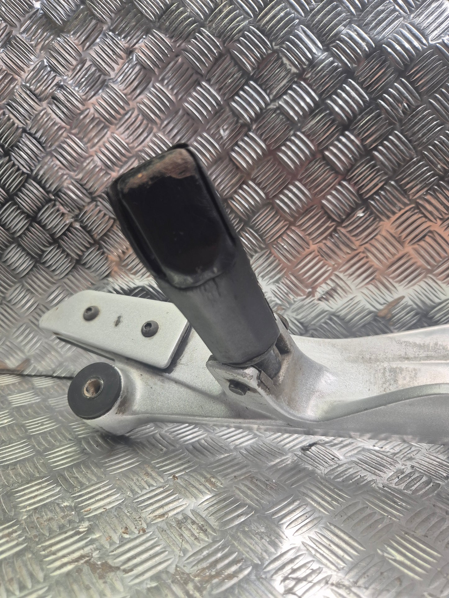 Platine Repose Pieds avant droite honda 500 cbf 2004-2007