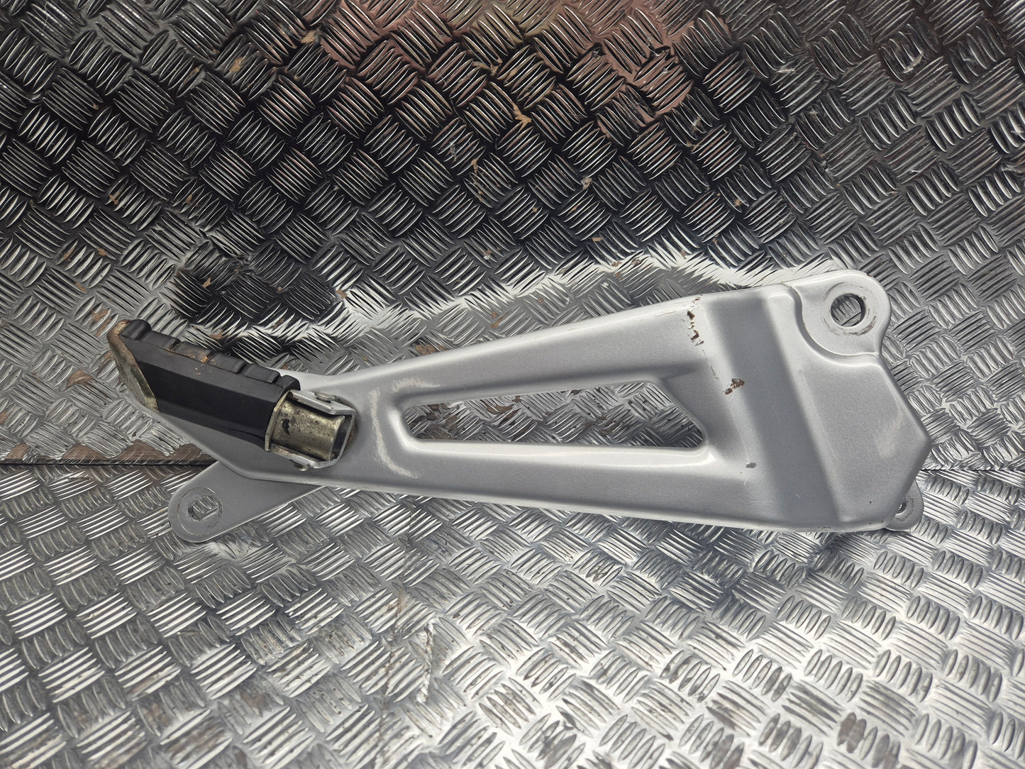 Platine repose pied droite Yamaha 125 YBR 2007-2009