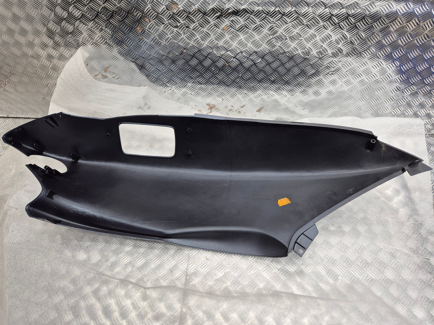 Coque arrière gauche YAMAHA 125 MAJESTY 2002