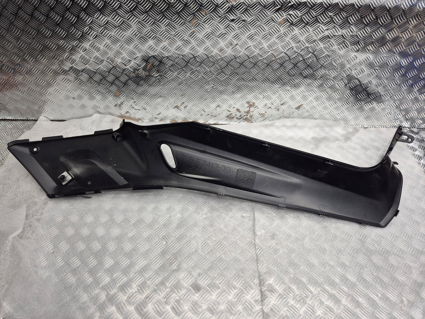 Cache latéral gauche YAMAHA 125 X-MAX 2006-2009