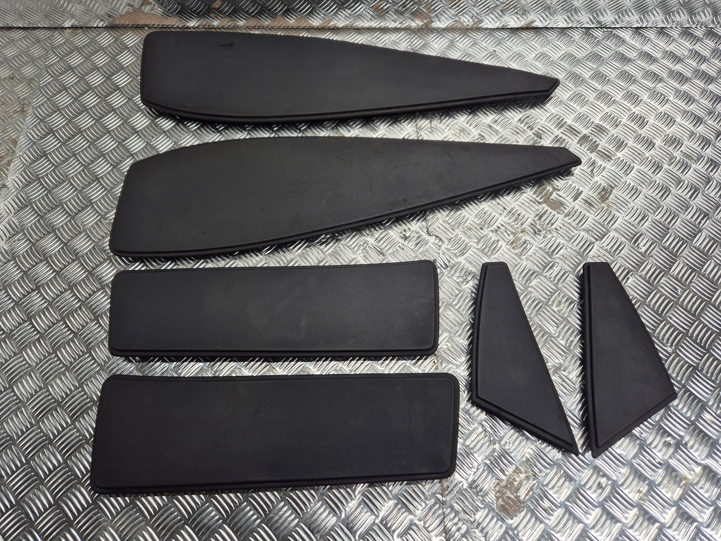 Tapis de marche pieds PEUGEOT 125 SATELIS 2007-2011