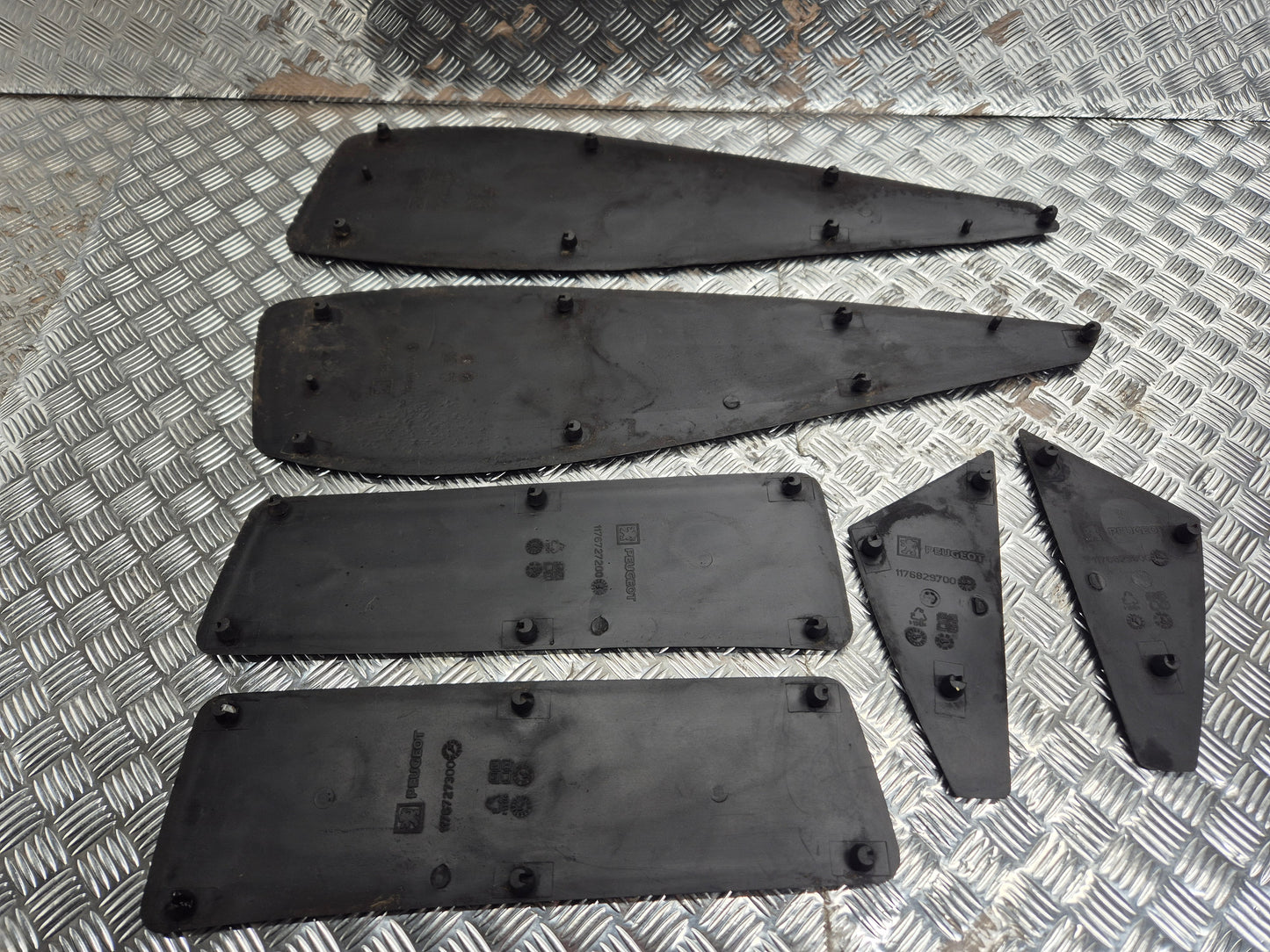 Tapis de marche pieds PEUGEOT 125 SATELIS 2007-2011