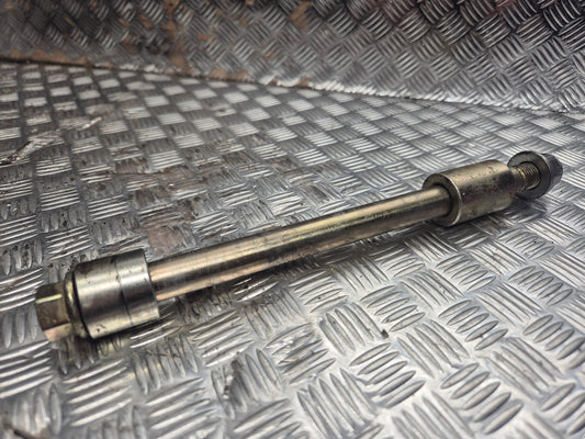 Axe de roue arriere YAMAHA YBR 125 2007-2009