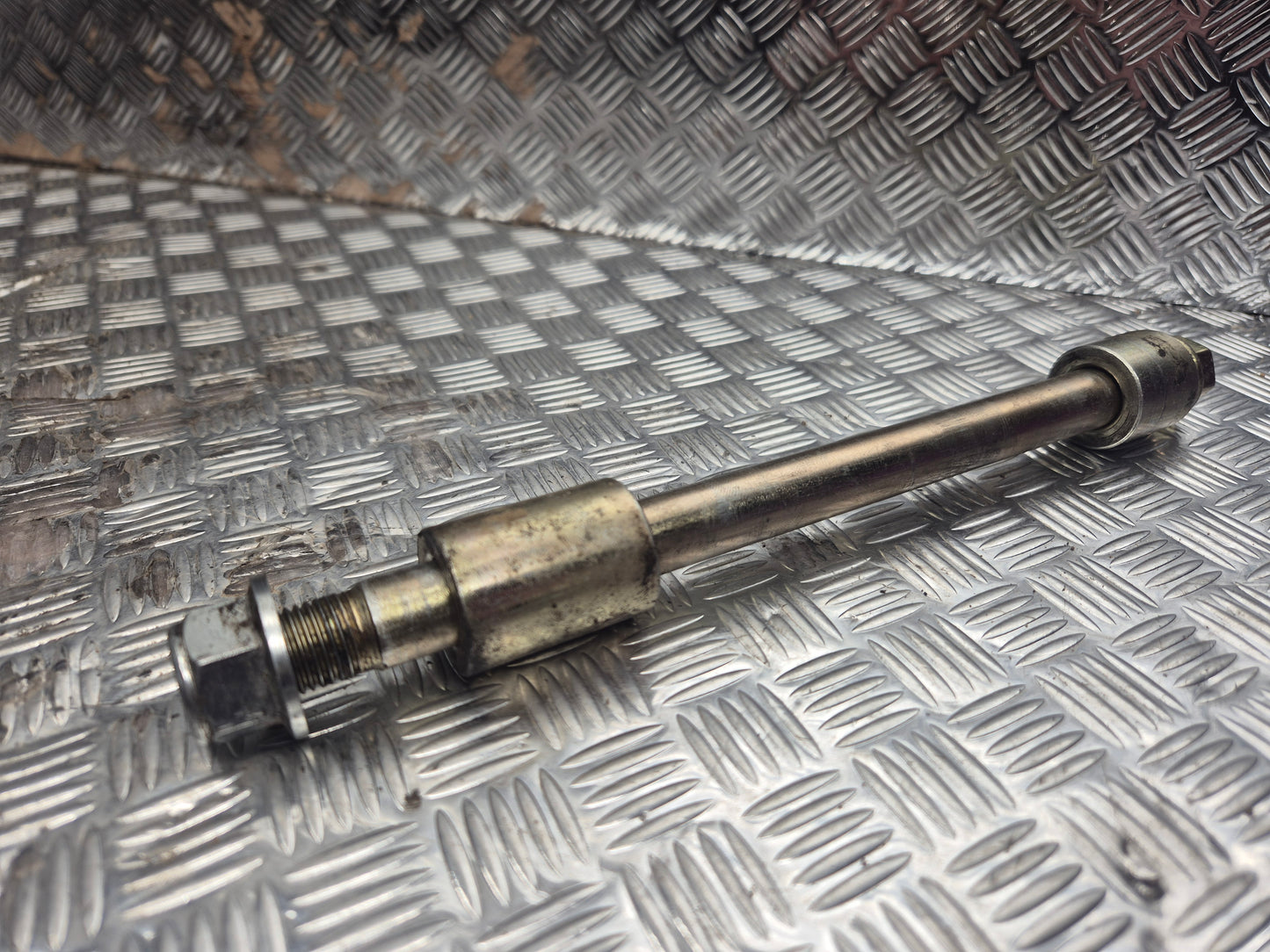 Axe de roue arriere YAMAHA YBR 125 2007-2009
