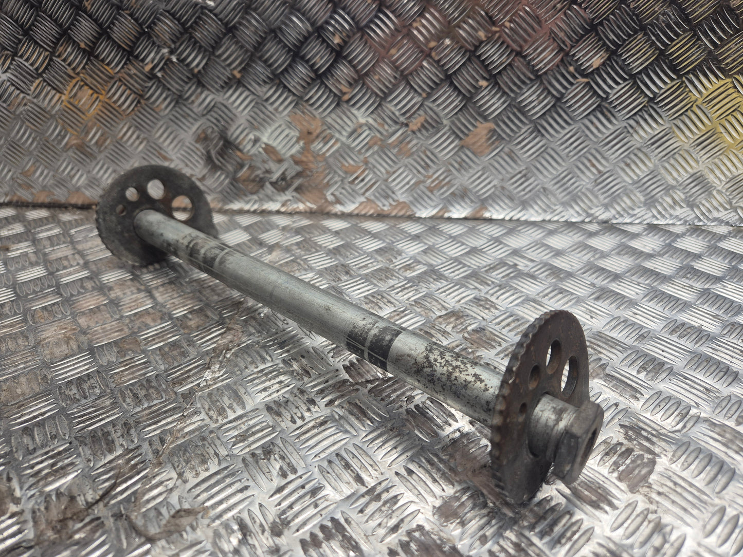 Axe de roue arrière YAMAHA 125 TDR 1990-1992