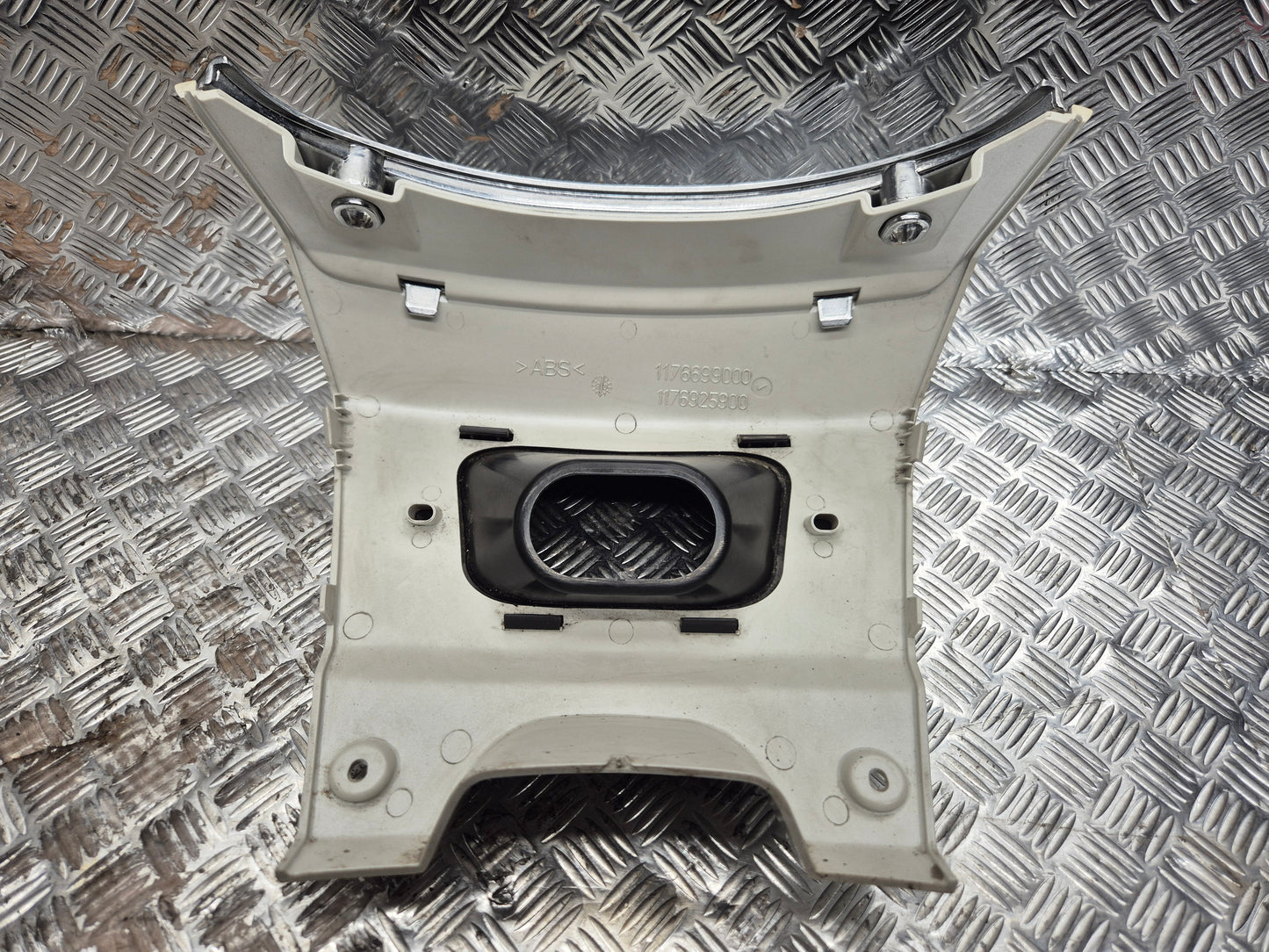 Jonction de carénages arrière PEUGEOT 125 SATELIS 2007-2011