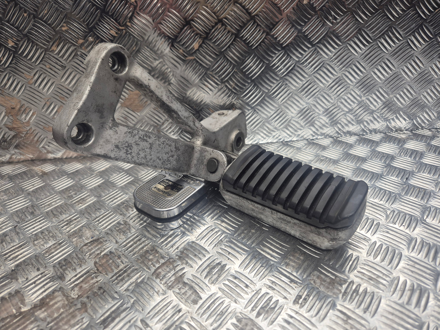 Platine Repose pied arrière gauche KAWASAKI 1000 GTR 1986-1993 ZGT00A