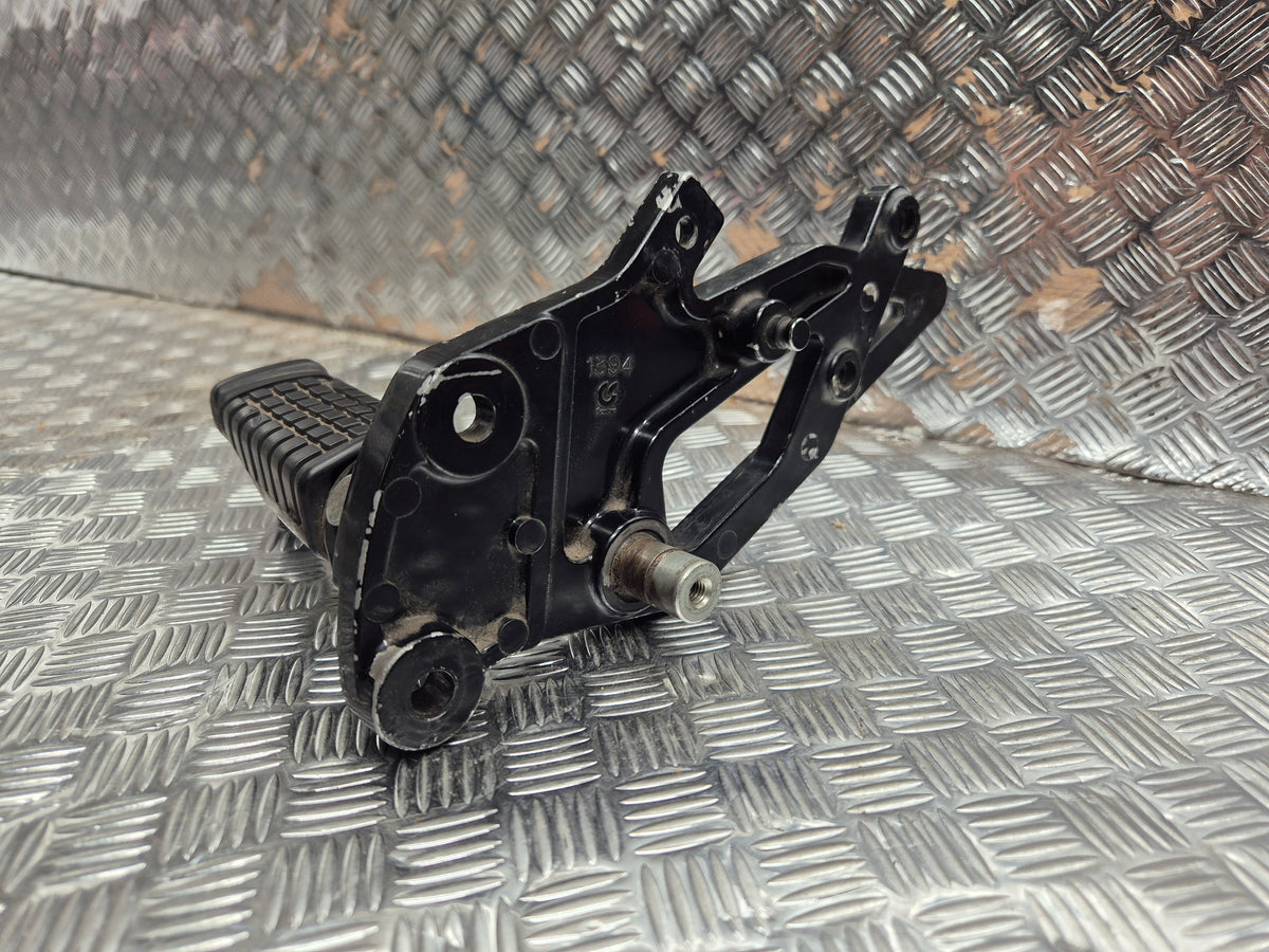 Platine repose pieds droit KAWASAKI GPZ 500 S 1994-2003
