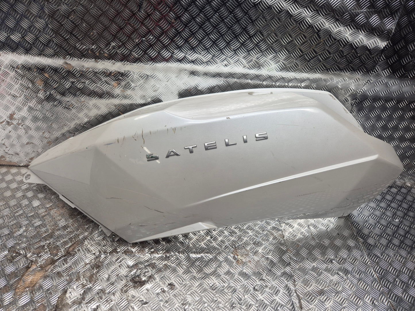 Carenage arrière gauche PEUGEOT 125 SATELIS 2006-2011