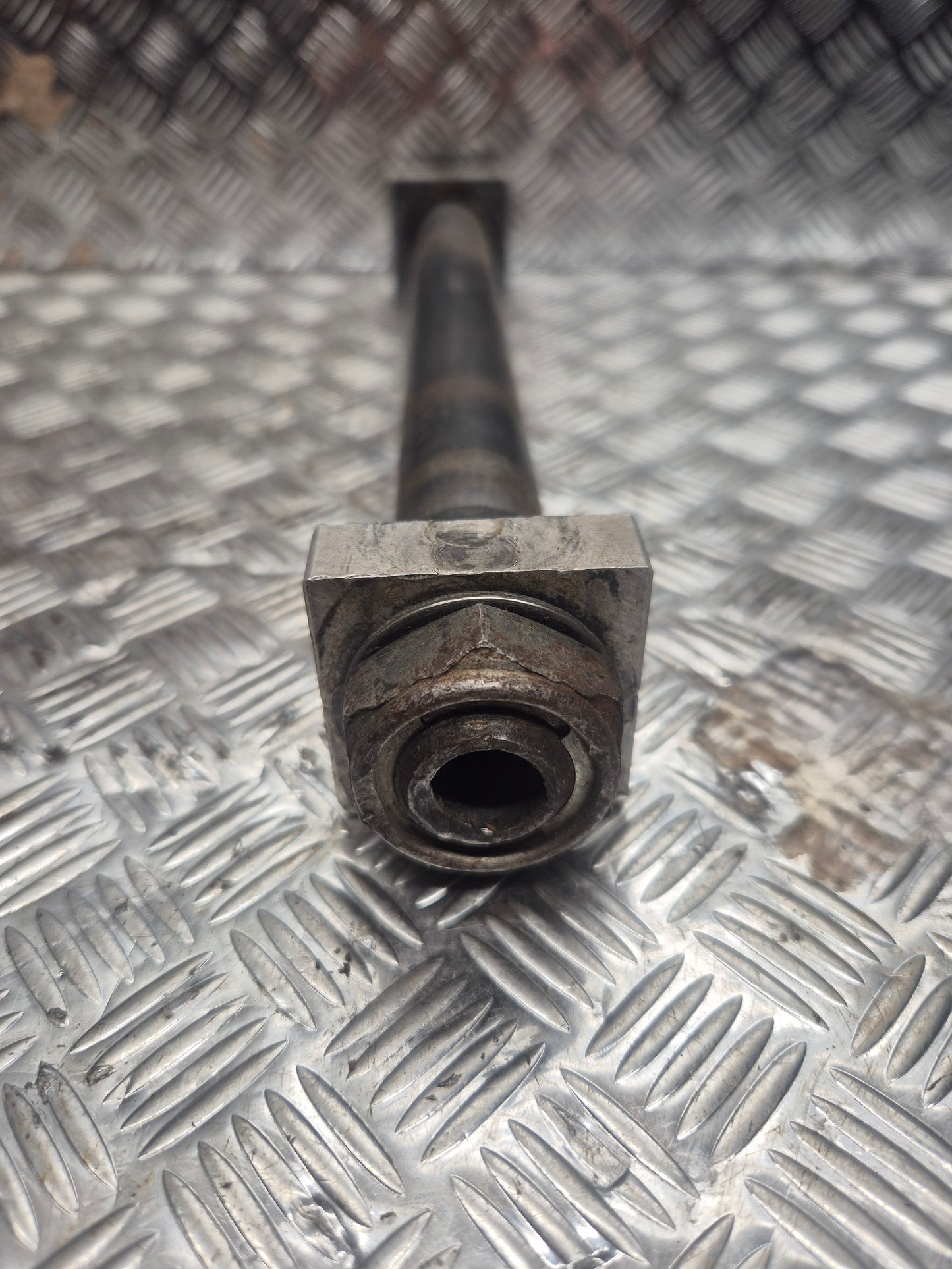 Axe de roue arrière HONDA 250 450 CRF 2006-2009