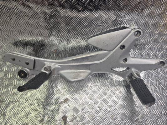 Platine Repose Pieds avant droite honda 500 cbf 2004-2007