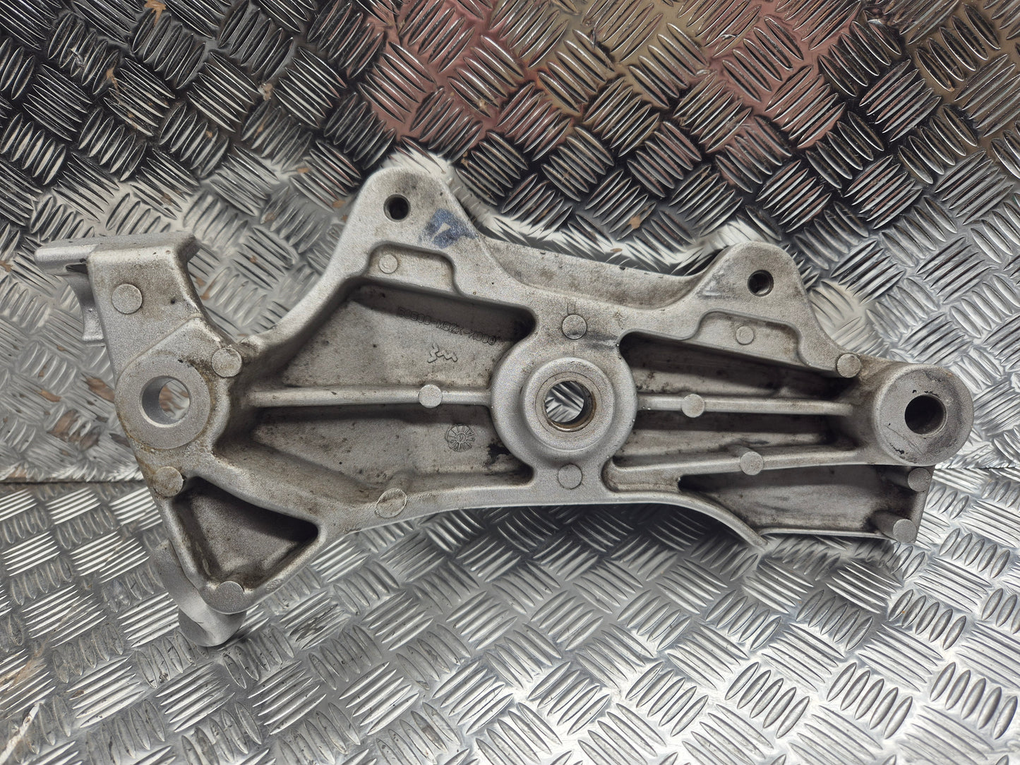 Support moteur droit HONDA CB 600 F HORNET 2003-2004