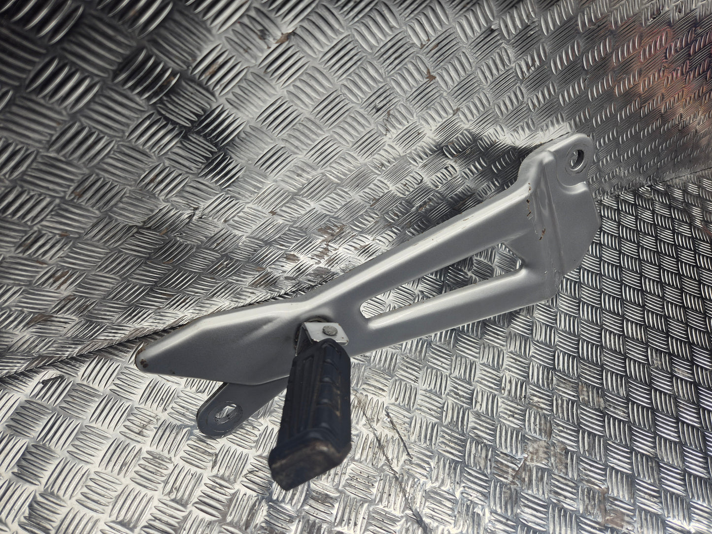 Platine repose pied droite Yamaha 125 YBR  2007-2009