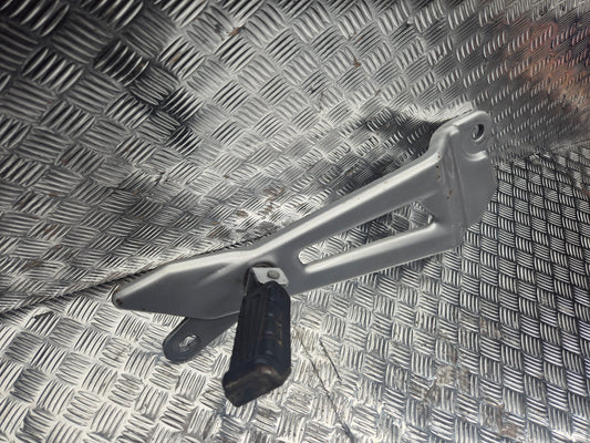 Platine repose pied droite Yamaha 125 YBR  2007-2009