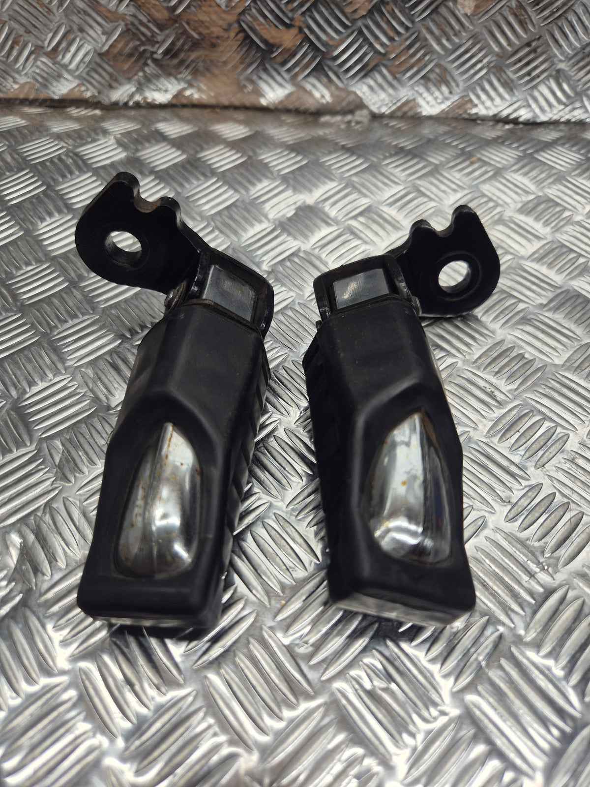 Platine repose pieds arrière droit et gauche KAWASAKI GPZ 500 S 1994-2003
