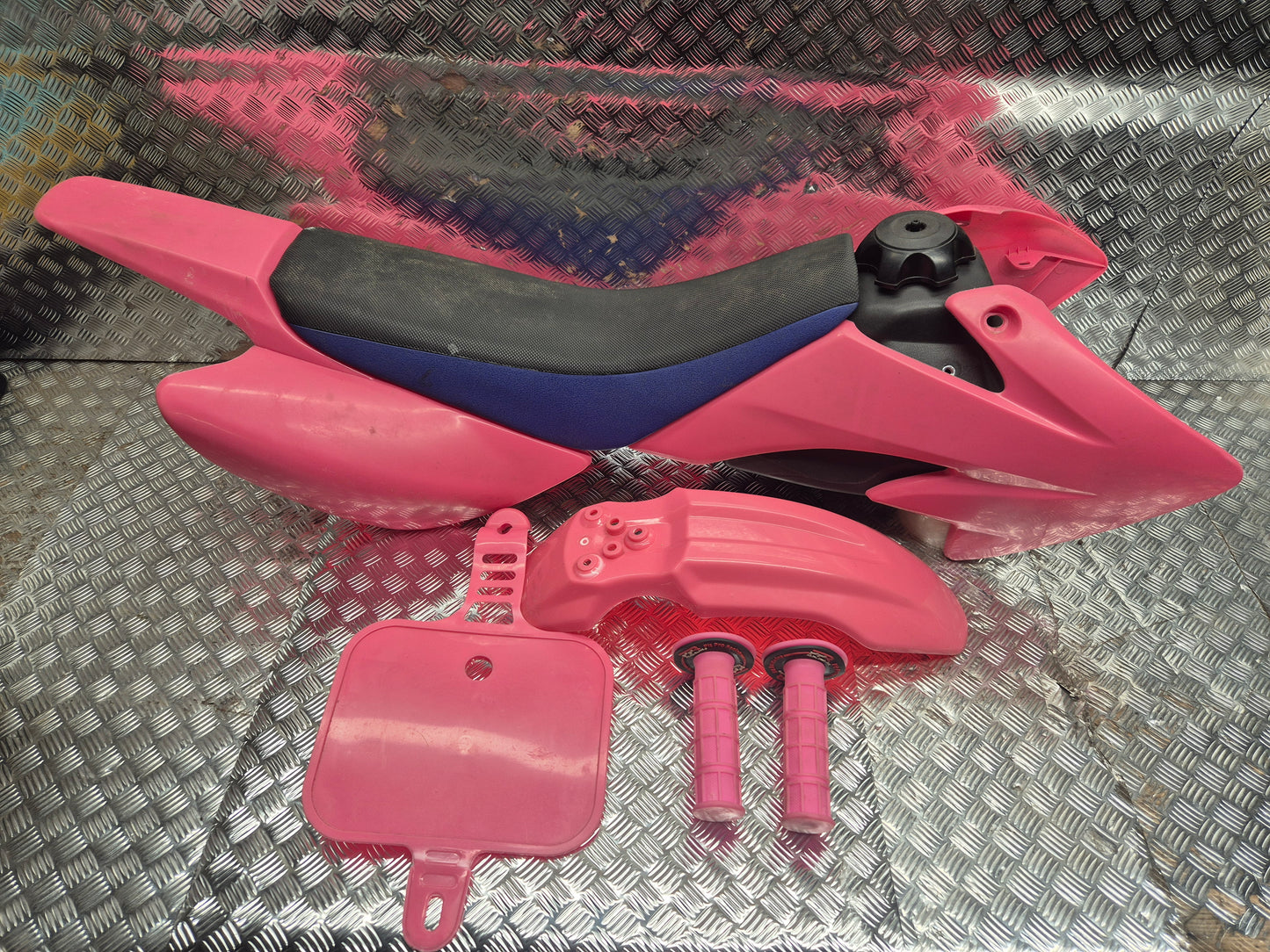 Kit plastique rose avec selle et réservoir DIRT BIKE / PIT BIKE
