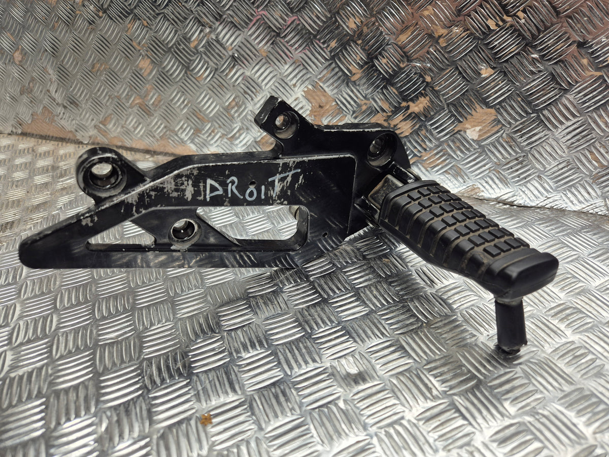 Platine repose pieds droit KAWASAKI GPZ 500 S 1994-2003