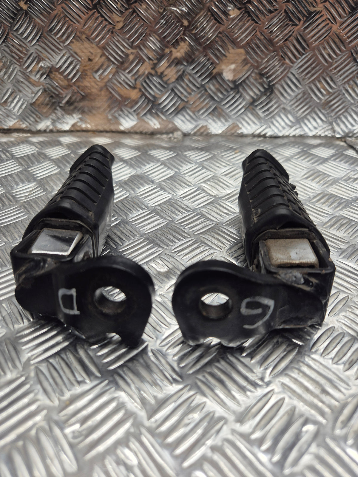 Platine repose pieds arrière droit et gauche KAWASAKI GPZ 500 S 1994-2003
