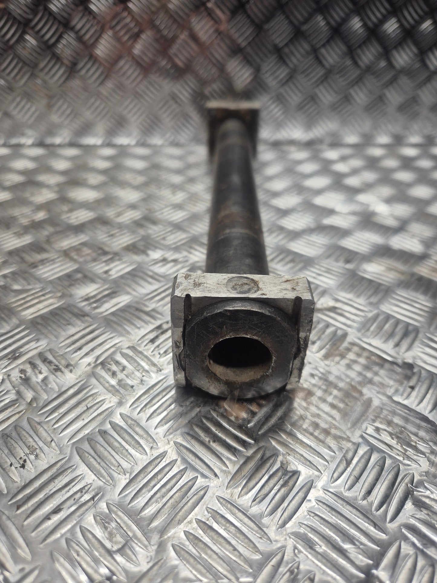 Axe de roue arrière HONDA 250 450 CRF 2006-2009