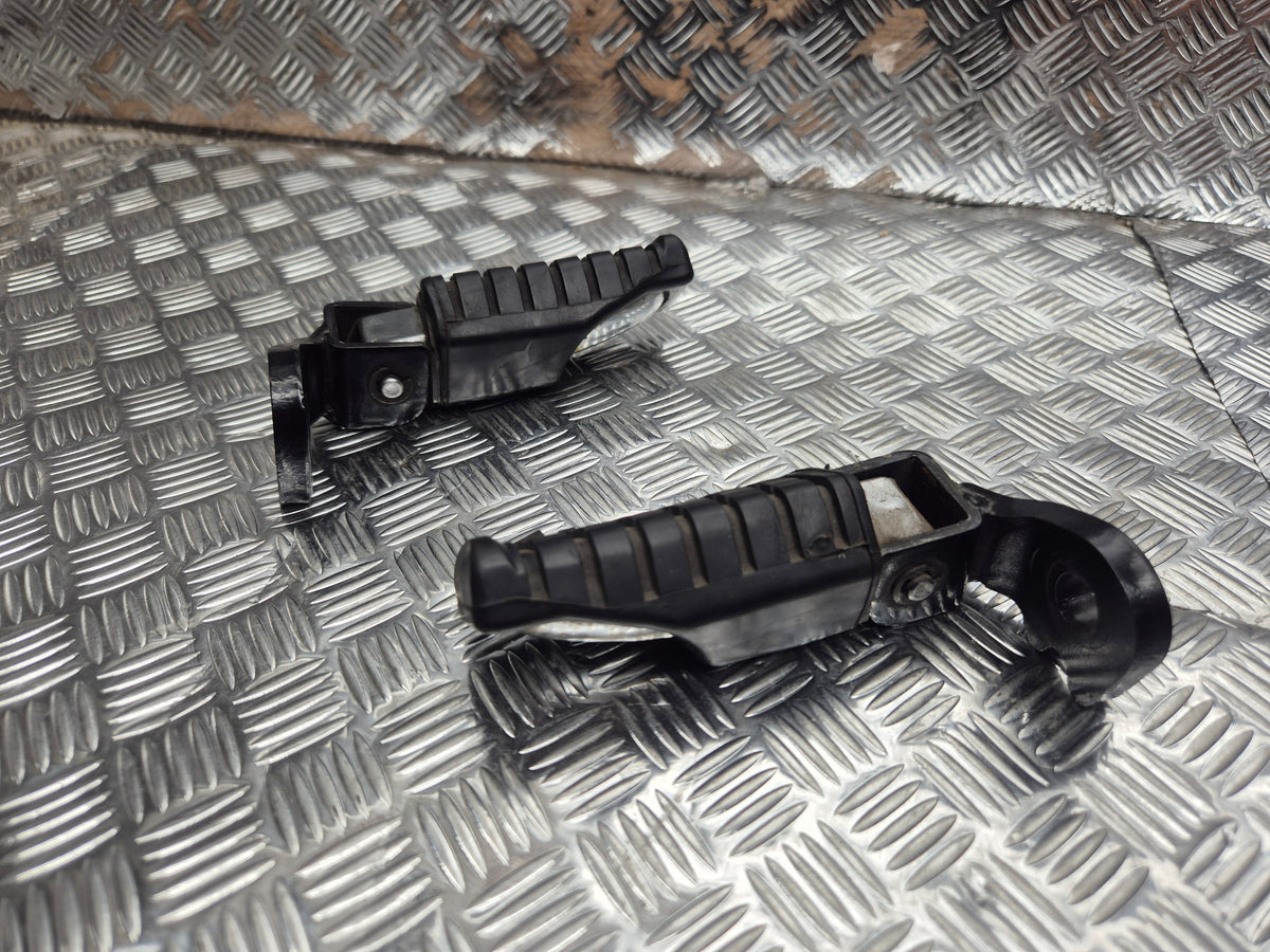 Platine repose pieds arrière droit et gauche KAWASAKI GPZ 500 S 1994-2003