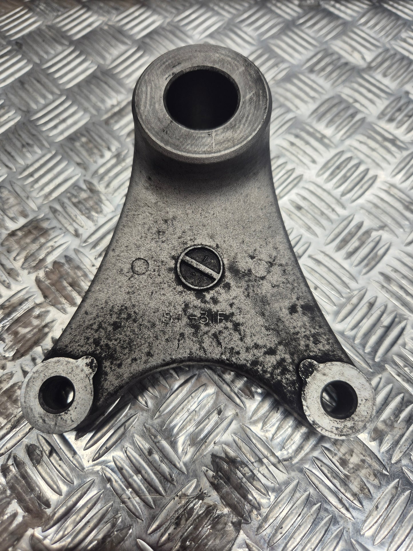 Support d'étrier arrière SUZUKI  600 BANDIT 2000-2004