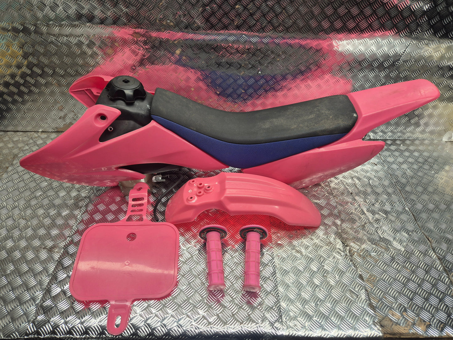 Kit plastique rose avec selle et réservoir DIRT BIKE / PIT BIKE