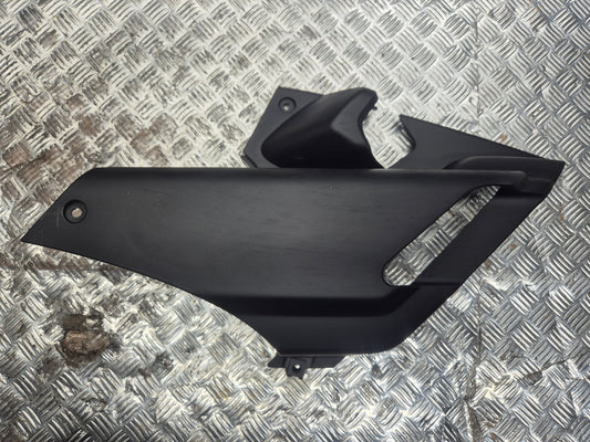 Cache latéral gauche YAMAHA 125 X-MAX 2006-2009