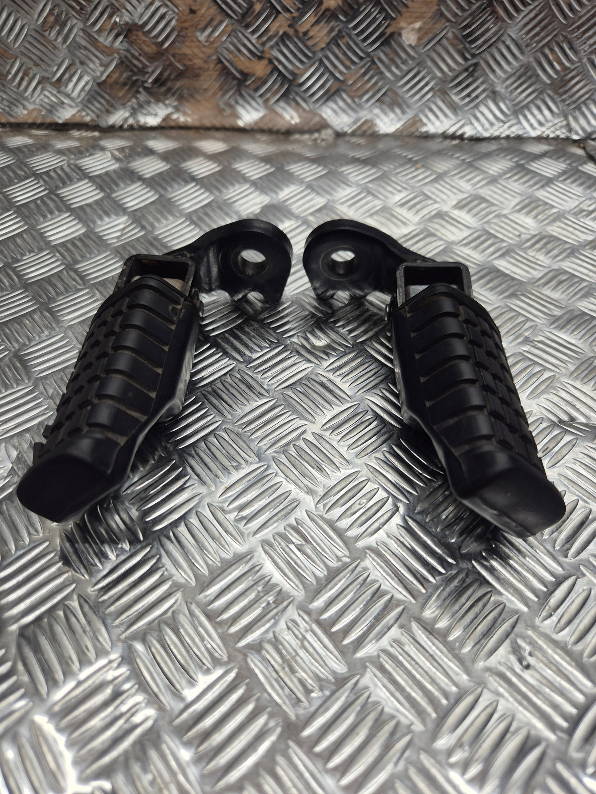 Platine repose pieds arrière droit et gauche KAWASAKI GPZ 500 S 1994-2003